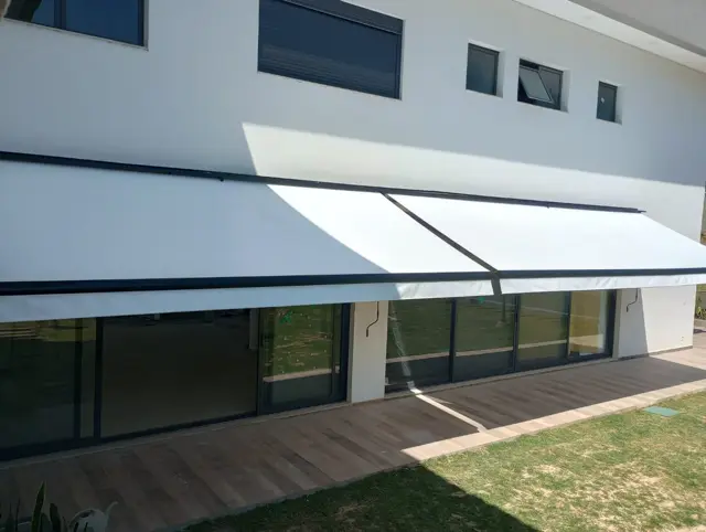 Toldo articulado cobrindo área de lazer em Sorocaba