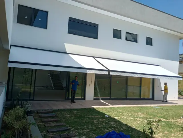 Toldo fixo em lona acrílica instalado em quintal