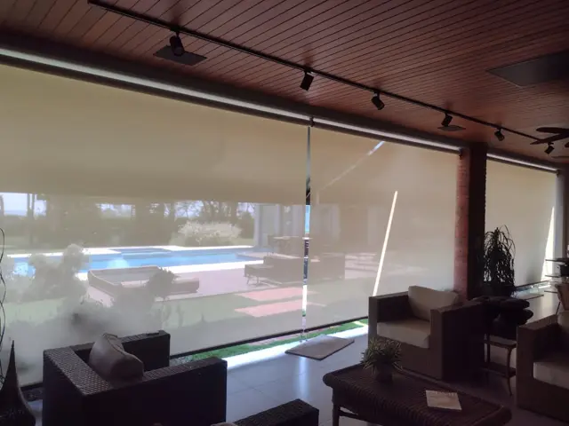 Cobertura de toldo sobre área de serviço
