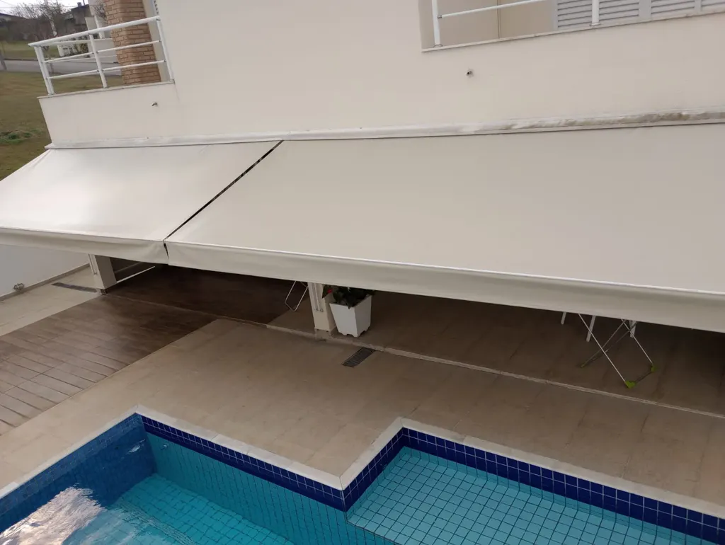 Toldo articulado aberto sobre área externa