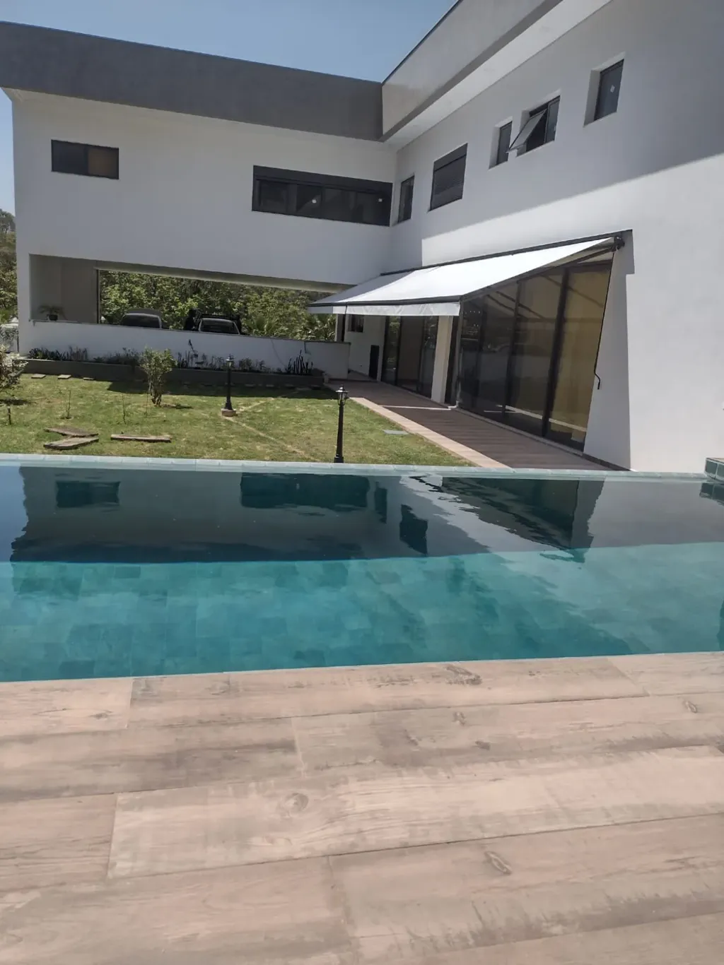 Toldo articulado em varanda ensolarada