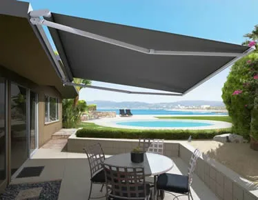 Toldo articulado em área gourmet de residência